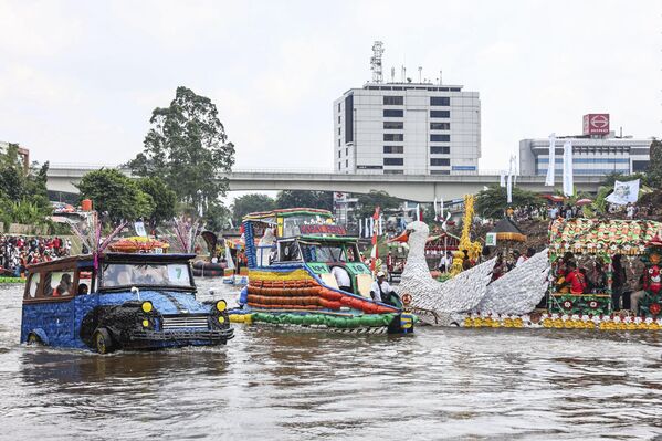 Teknelere köpekbalığı, kuğu ve araba gibi farklı tasarımlar yapıldı. Teknelere köpekbalığı, kuğu ve araba gibi farklı tasarımlar yapıldı. - Sputnik Türkiye