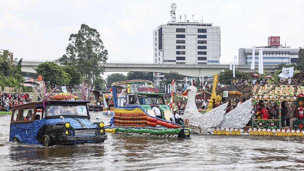 Endonezya'da Çevre Festivali için geri dönüştürülmüş teknelerden geçit töreni düzenlendi - Sputnik Türkiye