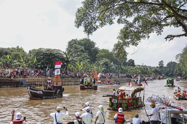 Tekneler, galon bidonlar, plastik şişeler, strafor ve bambu gibi geri dönüştürülmüş plastik atıklardan yaratıcı şekilde üretildi. Tekneler, galon bidonlar, plastik şişeler, strafor ve bambu gibi geri dönüştürülmüş plastik atıklardan yaratıcı şekilde üretildi. - Sputnik Türkiye