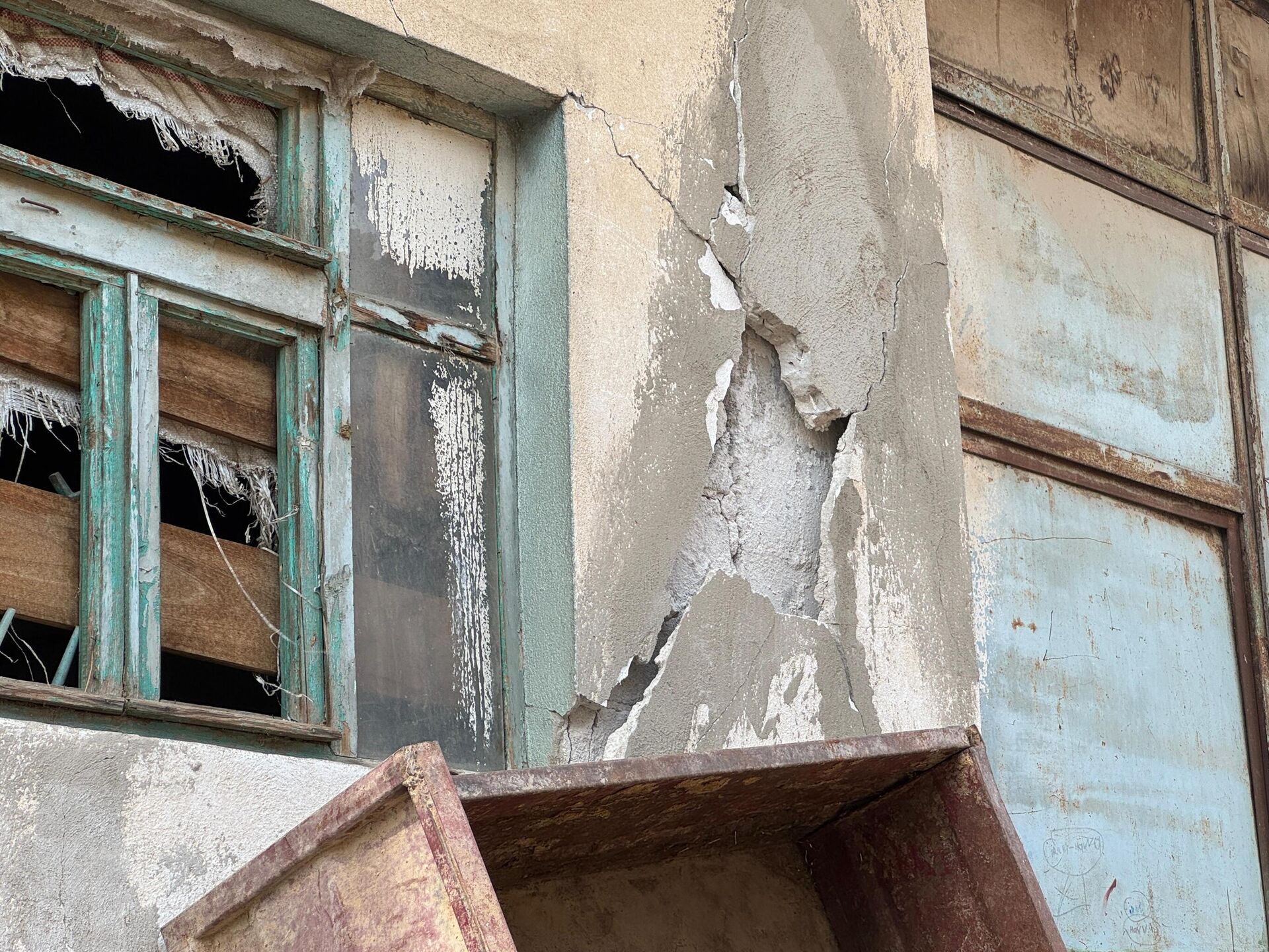 Depremin merkez üssü Yemişli Köyü'nde bazı metruk binalarda hasar meydana geldi - Sputnik Türkiye, 1920, 28.09.2025