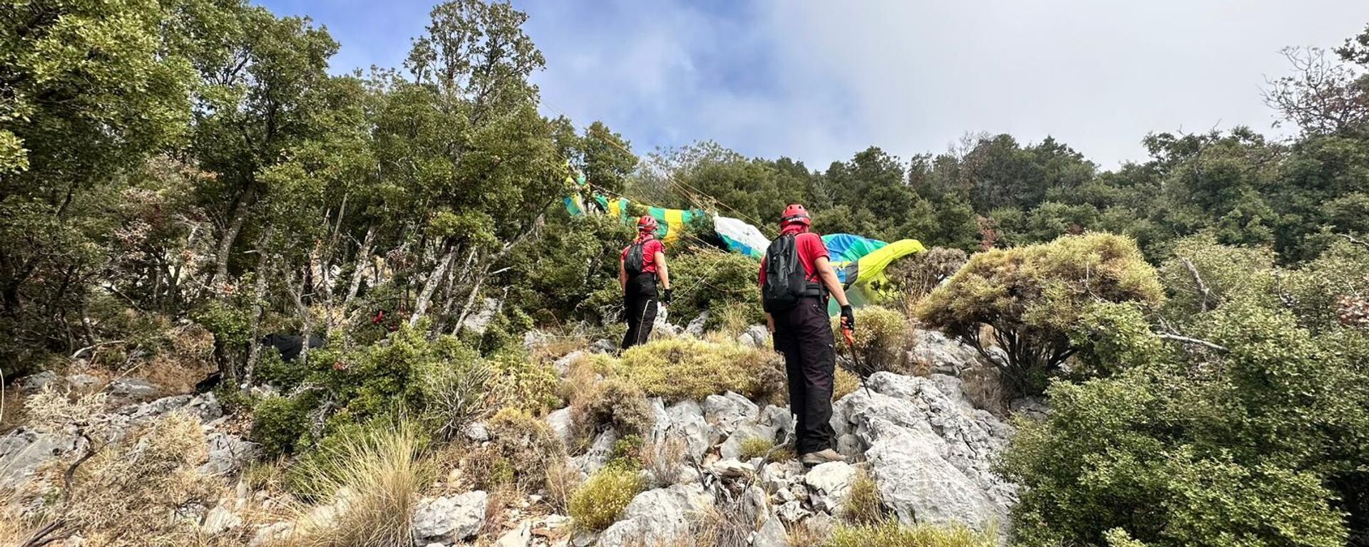 Muğla'nın Fethiye ilçesinde, ormanlık alana düşen iki yamaç paraşütündeki 4 kişi kurtarıldı - Sputnik Türkiye, 1920, 28.09.2025