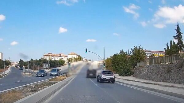 Trafik tartışmasında araca taşla saldırı kamerada - Sputnik Türkiye