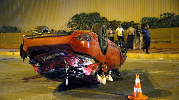 Hatay'ın İskenderun ilçesinde kontrolden çıkan otomobil kaldırımda yürüyenlere çarparak devrildi - Sputnik Türkiye