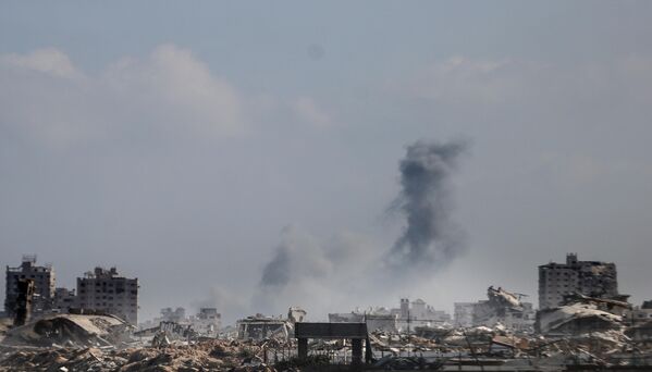 Kara ve hava saldırıları, açlık ve katliamlara rağmen topraklarını terk etmek istemeyen Filistinlilerin sığındığı Gazze kentinde yoğunlaşıyor. - Sputnik Türkiye