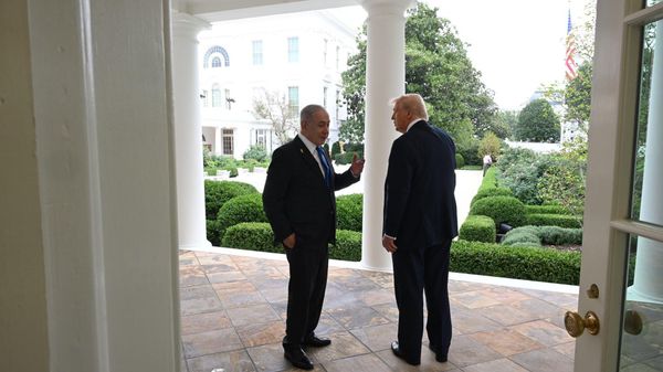 ABD Başkanı Donald Trump, resmi temaslarda bulunmak üzere başkent Washington'u ziyaret eden İsrail Başbakanı Binyamin Netanyahu ile Beyaz Saray'da bir araya geldi. - Sputnik Türkiye