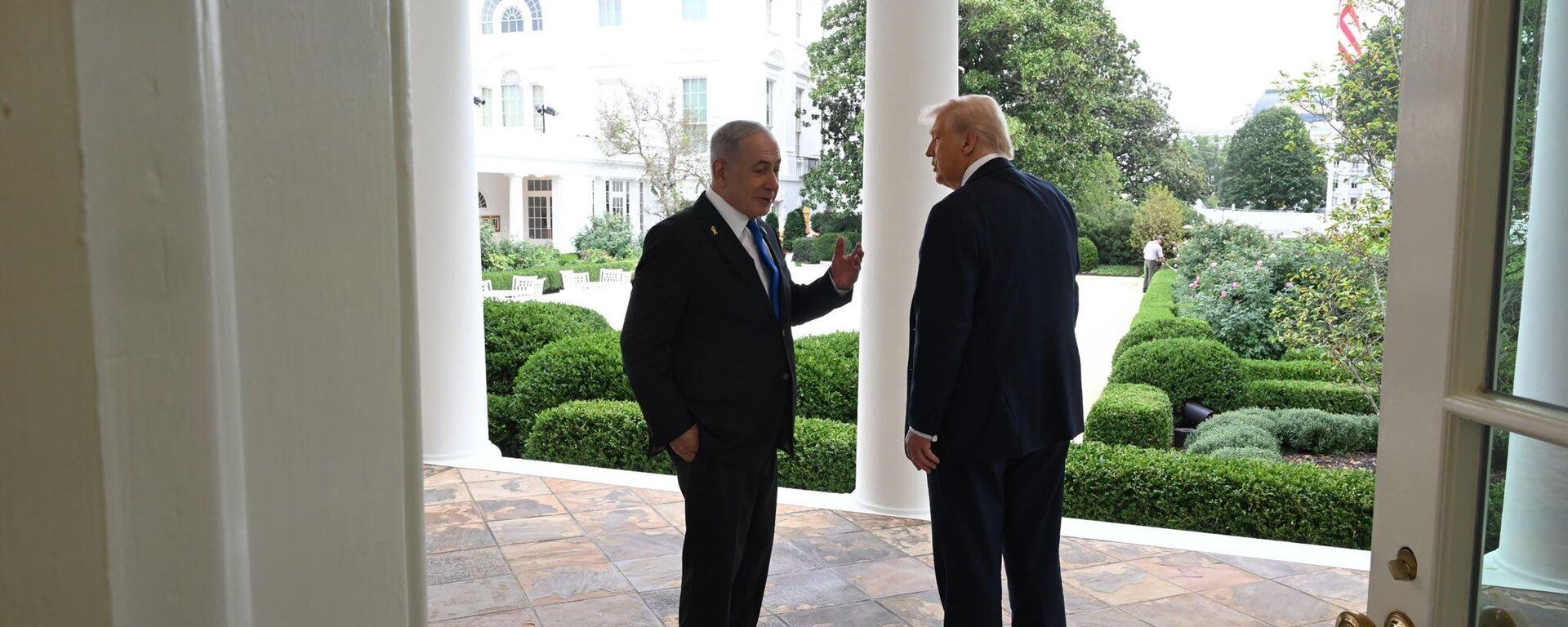 ABD Başkanı Donald Trump, resmi temaslarda bulunmak üzere başkent Washington'u ziyaret eden İsrail Başbakanı Binyamin Netanyahu ile Beyaz Saray'da bir araya geldi. - Sputnik Türkiye, 1920, 30.09.2025