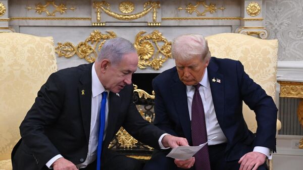 ABD Başkanı Donald Trump, resmi temaslarda bulunmak üzere başkent Washington'u ziyaret eden İsrail Başbakanı Binyamin Netanyahu ile Beyaz Saray'da bir araya geldi. - Sputnik Türkiye