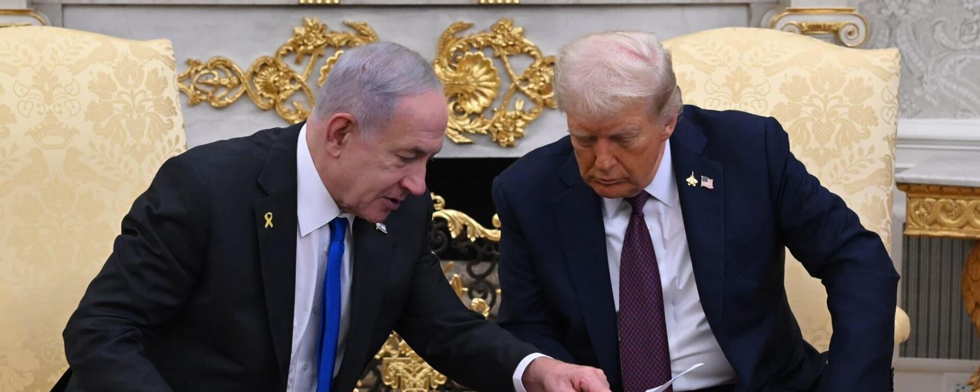 ABD Başkanı Donald Trump, resmi temaslarda bulunmak üzere başkent Washington'u ziyaret eden İsrail Başbakanı Binyamin Netanyahu ile Beyaz Saray'da bir araya geldi. - Sputnik Türkiye, 1920, 26.03.2026