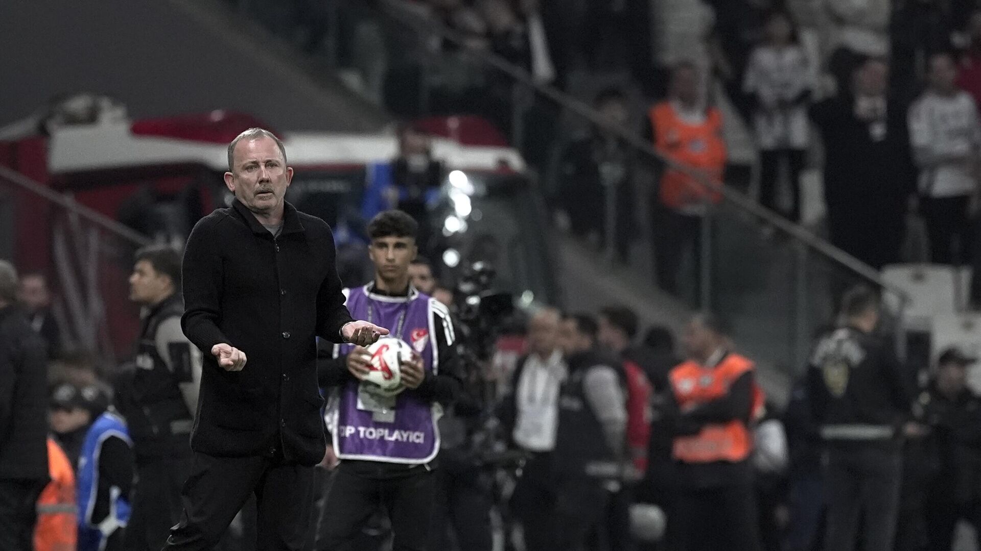 Sergen Yalçın: Birlikte oynayan oyuncuları bir araya getiremiyoruz Sergen Yalçın: Birlikte oynayan oyuncuları bir araya getiremiyoruz - Sputnik Türkiye, 1920, 30.09.2025