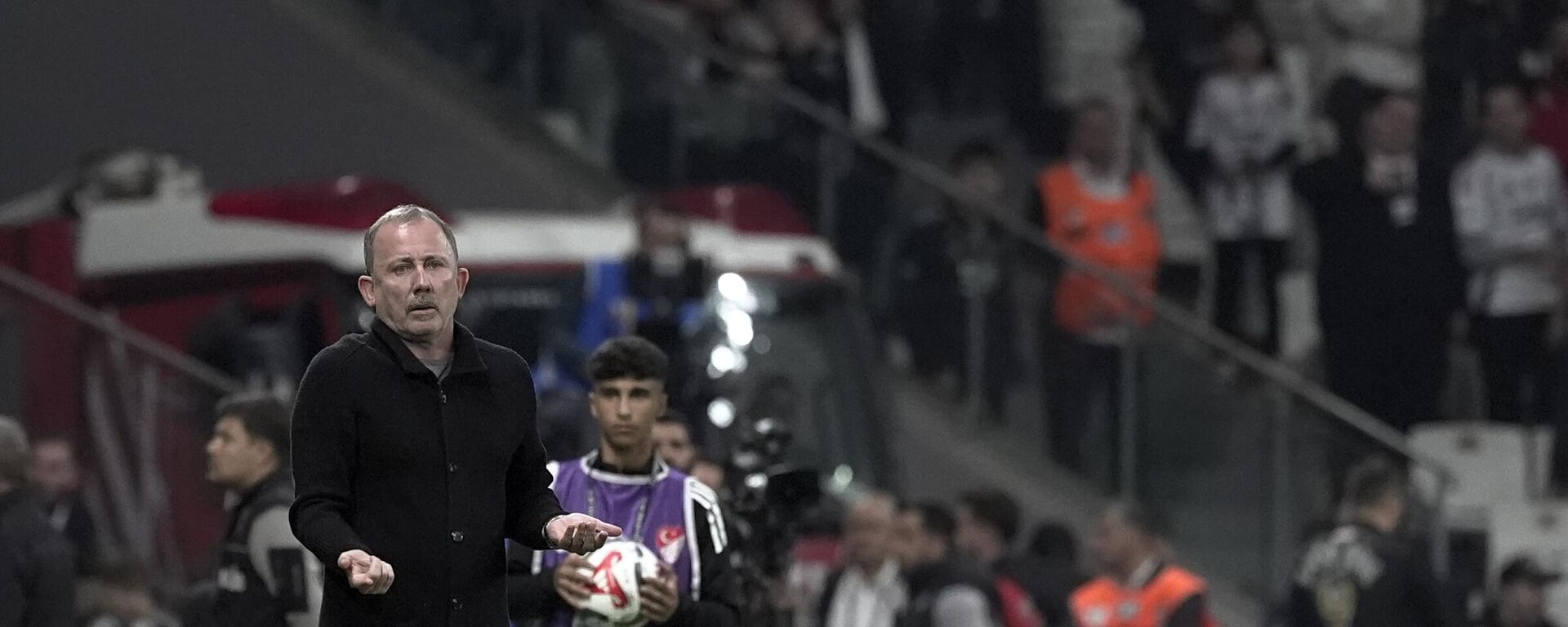 Sergen Yalçın: Birlikte oynayan oyuncuları bir araya getiremiyoruz - Sputnik Türkiye, 1920, 30.09.2025