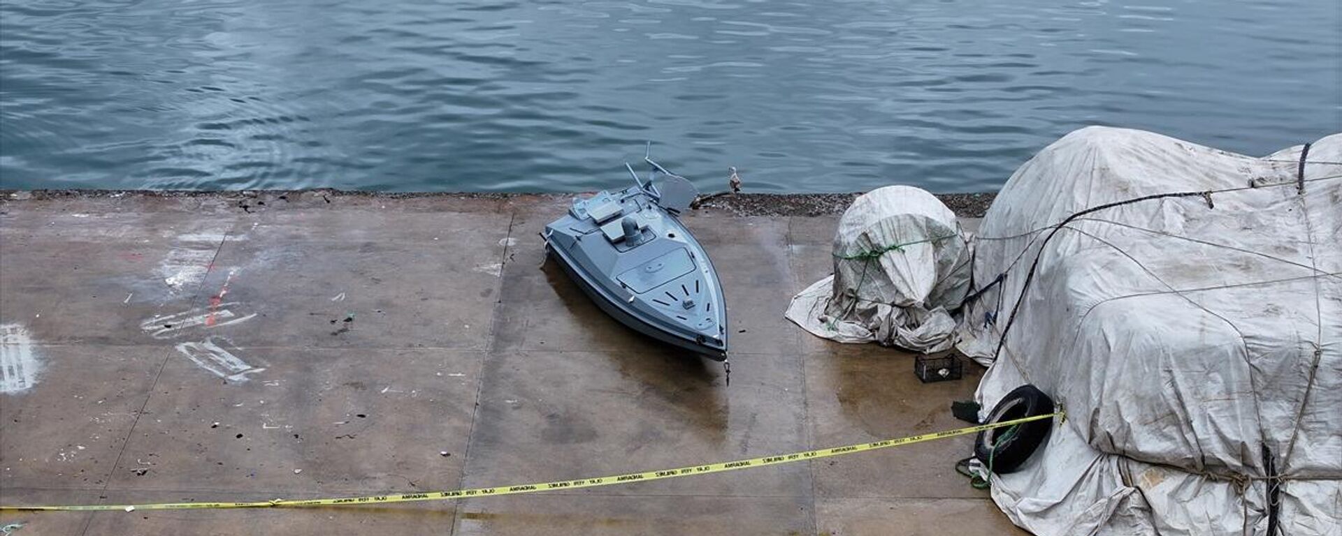 Trabzon'un Çarşıbaşı ilçesi Yoroz Limanı açıklarında balıkçılar tarafından insansız deniz aracı bulundu, liman güvenlik gerekçesiyle giriş çıkışa kapatıldı. - Sputnik Türkiye, 1920, 01.10.2025