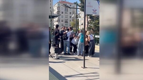 Marmaray'da burnu kırılan baba - Sputnik Türkiye