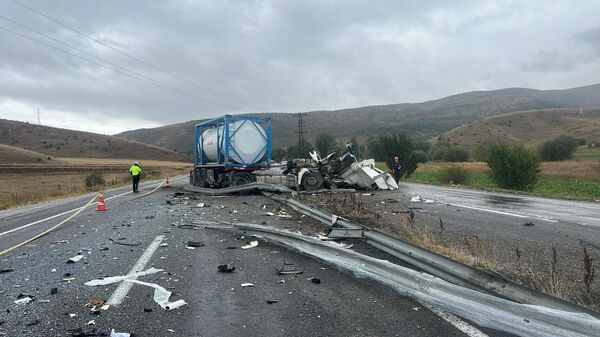 Sivas'ta otobüs ile TIR çarpıştı: Çok sayıda yaralı var - Sputnik Türkiye