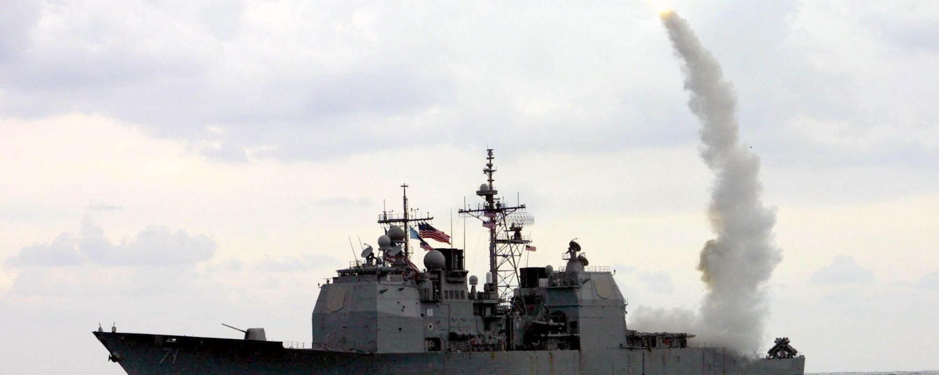 Lanzamiento de un misil de ataque terrestre Tomahawk (TLAM), el 23 de marzo de 2003. - Sputnik Türkiye, 1920, 02.10.2025
