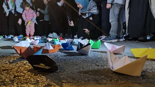 Sumud Filosunu temsilen yaplan kağıt gemiler ABD Büyükelçiliği önüne bırakıldı - Sputnik Türkiye