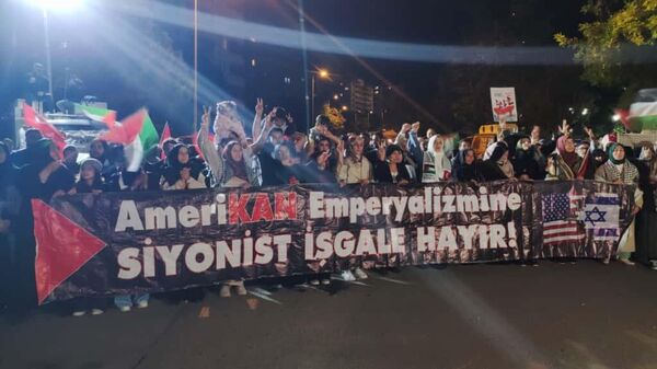 İsrail’in Gazze’ye insani yardım götüren Küresel Sumud Filosu’na saldırısına tepki olarak Ankara’da ABD Büyükelçiliği önünde protesto düzenlendi. - Sputnik Türkiye