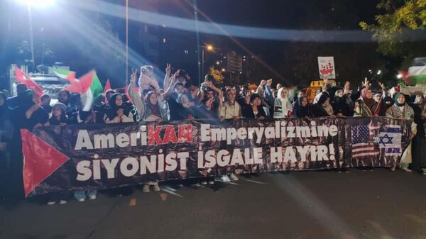 Protestocular, elçilik önünde nöbet eylemi başlatarak saldırıya karşı duruş gösterdi. - Sputnik Türkiye