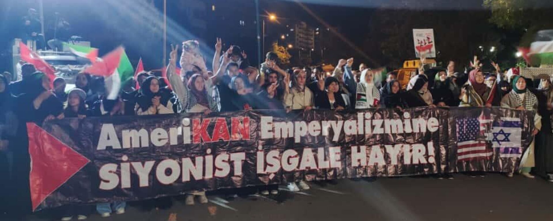 İsrail’in Gazze’ye insani yardım götüren Küresel Sumud Filosu’na saldırısına tepki olarak Ankara’da ABD Büyükelçiliği önünde protesto düzenlendi. - Sputnik Türkiye, 1920, 02.10.2025