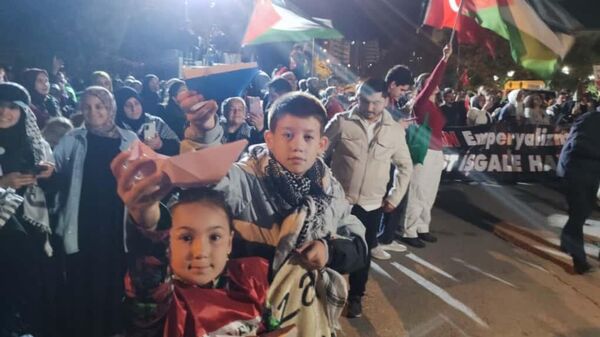 Kalabalık, İsrail’i ve ABD’yi hedef alan sloganlar eşliğinde tepkilerini dile getirdi. - Sputnik Türkiye