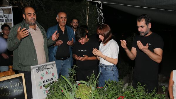 Birsen, Fuat ve Maşallah Güran tahliyelerinin ardından Tavşantepe Mahallesi'ndeki Narin Güran'ın mezarını ziyaret etti - Sputnik Türkiye