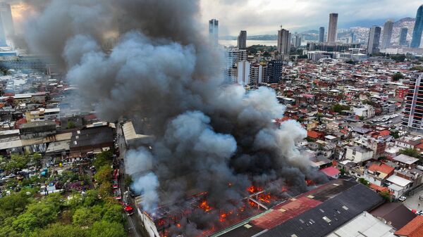 İzmir'in Bornova ilçesinde plastik ürünlerin bulunduğu depoda çıkan yangına müdahale edildi. - Sputnik Türkiye
