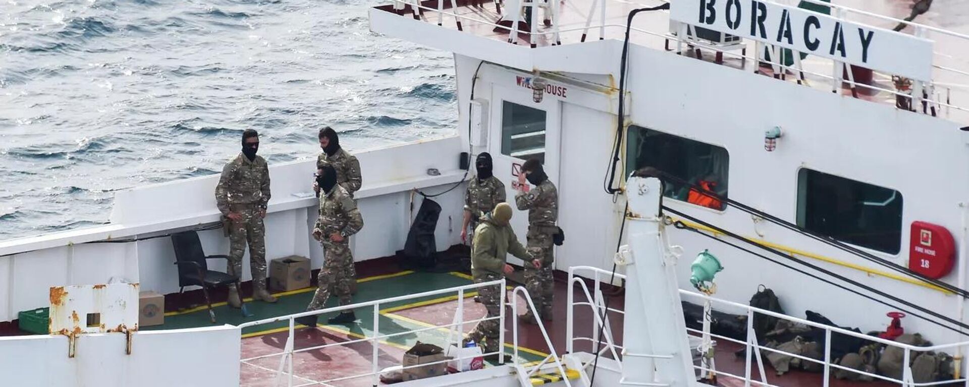 Saint-Nazaire açıklarında Boracay tankerini alıkoyan Fransız askerler - Sputnik Türkiye, 1920, 03.10.2025