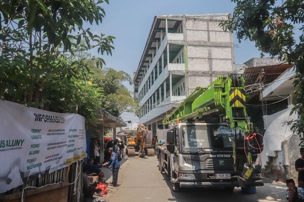 Sidoarjo kasabasında meydana gelen kazada, 105 öğrenci yaralanırken, 55 öğrenciden hala haber alınamıyor. - Sputnik Türkiye