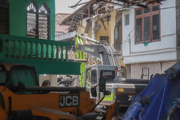 Olay 29 Eylül’de gerçekleşti ve enkaz altında yürütülen arama kurtarma çalışmaları ağır makinelerle devam ediyor. - Sputnik Türkiye