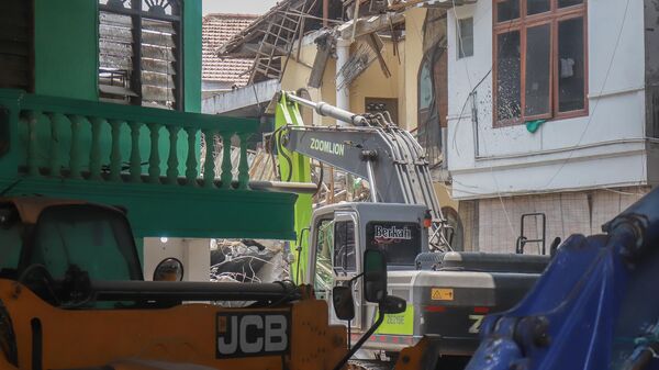 Endonezya'da okul binasının çökmesi sonucu ölenlerin sayısı 8'e çıktı - Sputnik Türkiye