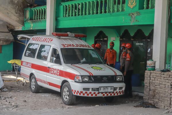 İncelemeler, iki katlı binanın izinsiz yapılan ek katları taşıyamayarak çöktüğünü ortaya koydu. Yetkililer, enkazın güvenli şekilde kaldırılması ve kaybolan öğrencilerin bulunması için çalışmaların yoğun şekilde sürdüğünü ifade etti. - Sputnik Türkiye