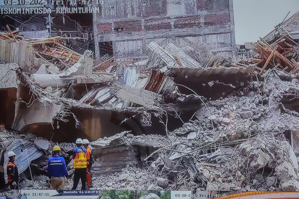 Endonezya’nın Doğu Cava eyaletinde, izinsiz olarak iki kat eklenen bir yatılı okul binasının çökmesi sonucu hayatını kaybeden öğrencilerin sayısı 8’e yükseldi. - Sputnik Türkiye