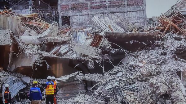 Endonezya'da okul binasının çökmesi sonucu ölenlerin sayısı 8'e çıktı - Sputnik Türkiye