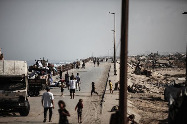 Gazze Şeridi’nin batısındaki er-Raşid Caddesi’nde derme çatma çadırlarda yaşam mücadelesi veren Filistinliler, ABD Başkanı Donald Trump’ın Hamas’ın “kalıcı barışa” hazır olduğunu açıklamasının ardından kuzeye dönmek için bekliyor.  - Sputnik Türkiye