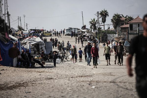 Bazı Filistinliler ise yanlarına alabildikleri eşyalarla yaya olarak yola çıktı.İsrail Başbakanlık Ofisi&#x27;nin sabah saatlerinde yaptığı açıklamada İsrail&#x27;in, Trump&#x27;ın planının ilk aşaması olan rehinelerin serbest bırakılması üzerinde çalıştıklarını belirtmişti. Ardından İsrail Ordusu, Gazze&#x27;ye yönelik operasyonlarını &#x27;şimdilik&#x27; askıya aldıklarını belirtmişti. - Sputnik Türkiye