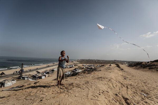 Sağlık Bakanlığı ayrıca son 24 saatte açlık ve yetersiz beslenme nedeniyle iki çocuğun yaşamını yitirdiğini belirtti.  Açıklamada, yetersiz beslenme nedeniyle hayatını kaybedenlerin toplam sayısının 154&#x27;ü çocuk olmak üzere 459&#x27;a yükseldiği ifade edildi. - Sputnik Türkiye