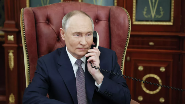 Vladimir Putin telefonda - Sputnik Türkiye