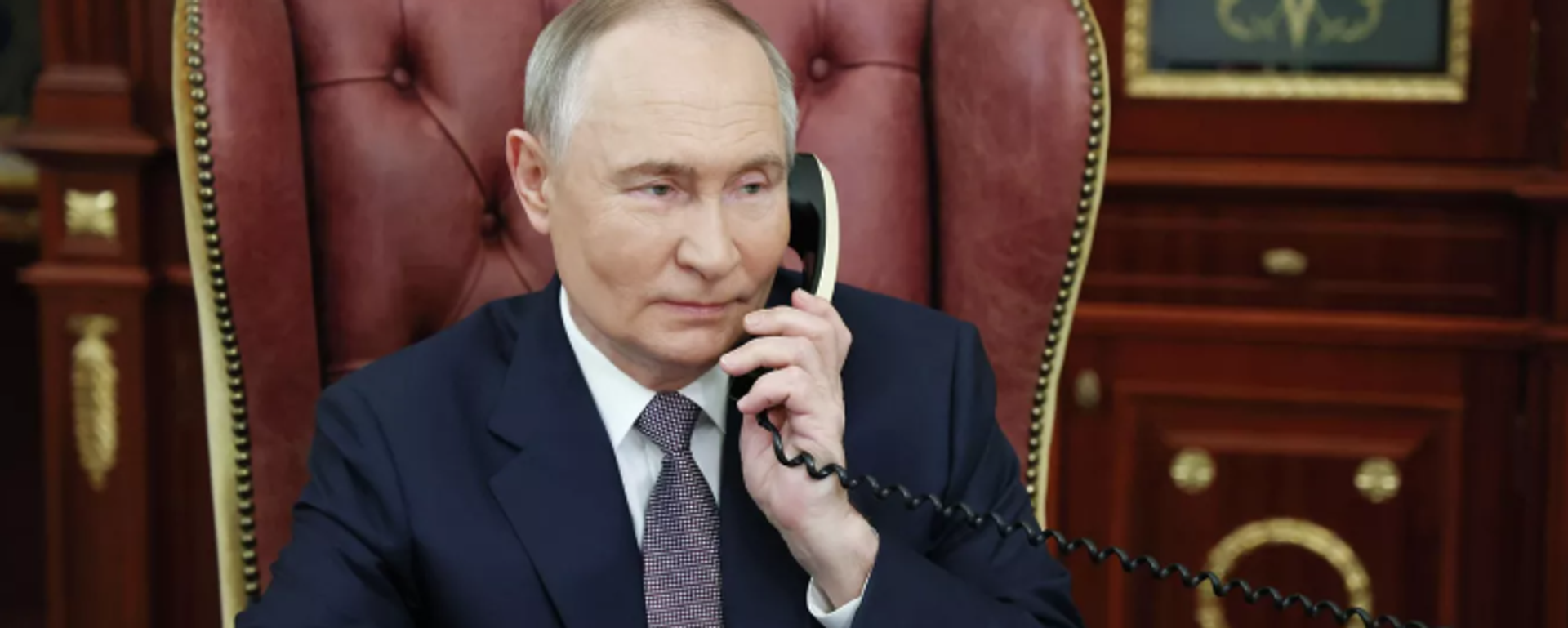 Vladimir Putin telefonda - Sputnik Türkiye, 1920, 07.10.2025
