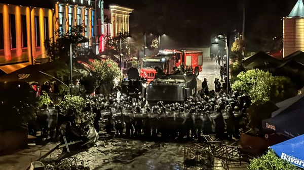 Tiflis'te güvenlik güçleri ile çatışan göstericiler - Sputnik Türkiye