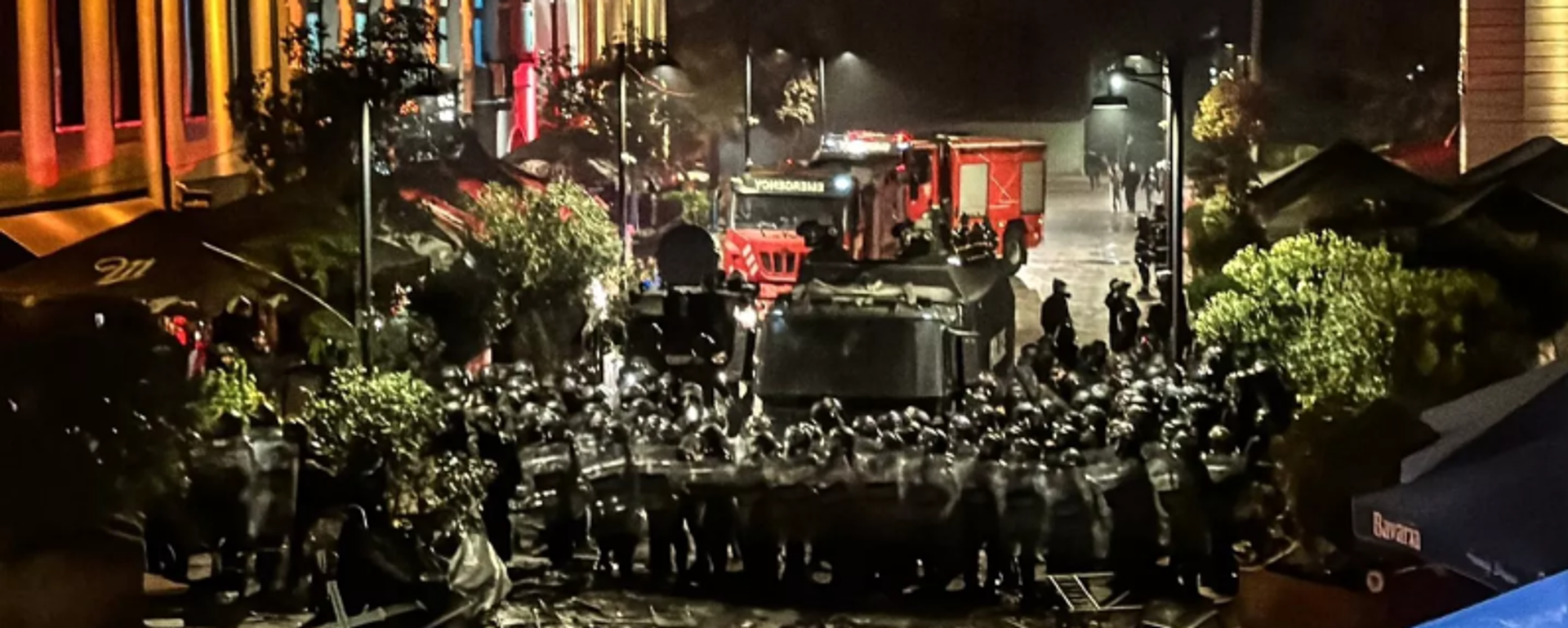 Tiflis'te güvenlik güçleri ile çatışan göstericiler - Sputnik Türkiye, 1920, 05.10.2025