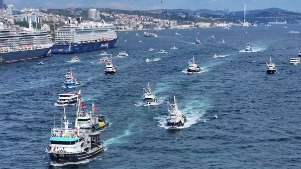 Gazze&#x27;deki soykırımına karşı durmak ve ablukayı delmek amacıyla yola çıkan Uluslararası Özgürlük Filosu&#x27;na destek vermek amacıyla organize edilen yürüyüşe denizden de teknelerle destek verildi. - Sputnik Türkiye