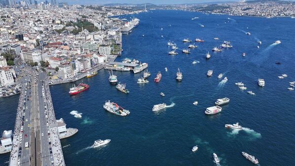 Gazze'deki soykırımına karşı durmak ve ablukayı delmek amacıyla yola çıkan Uluslararası Özgürlük Filosu'na destek vermek amacıyla organize edilen yürüyüşe denizden de teknelerle destek verildi.
 - Sputnik Türkiye