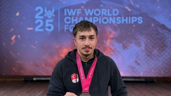 2025 Dünya Halter Şampiyonası'nda 71 kiloda mücadele eden milli sporcu Yusuf Fehmi Genç,  - Sputnik Türkiye