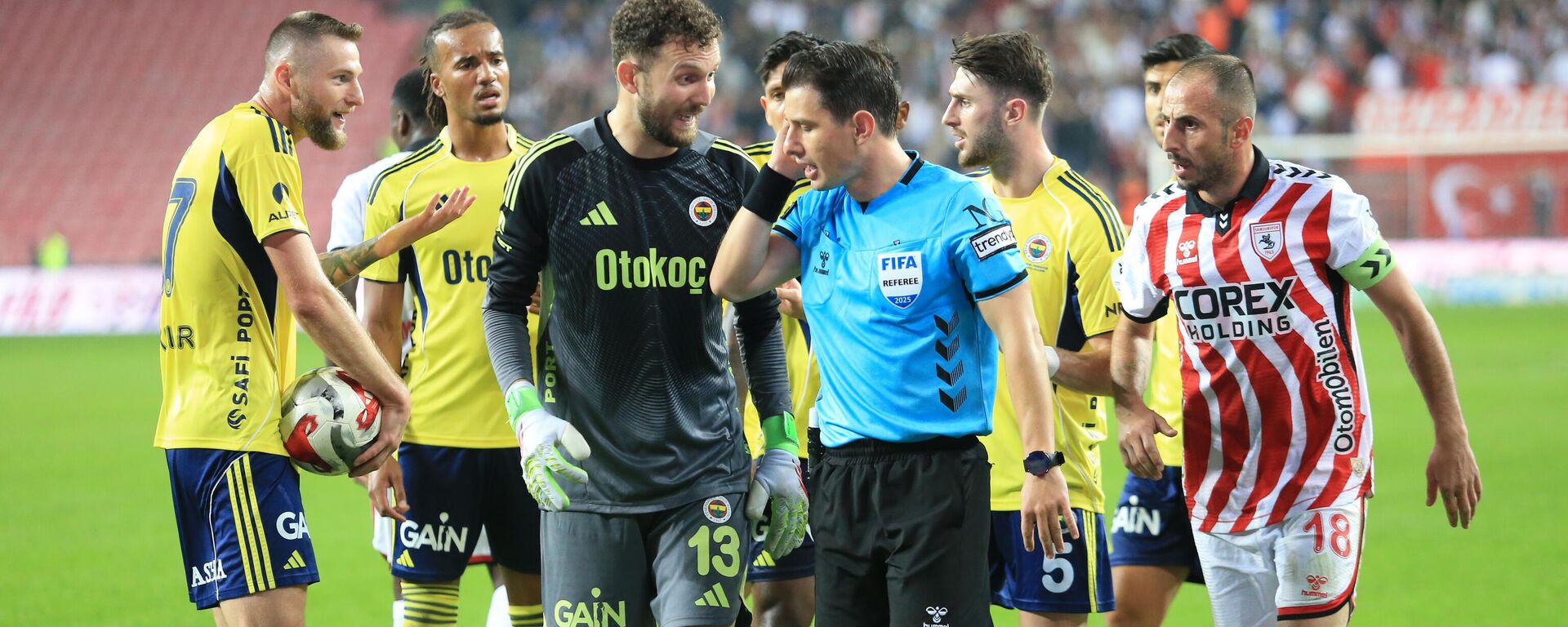 Samsunspor - Fenerbahçe maçında VAR kararı: 1 gol ile 1 penaltı VAR'ın uyarısıyla iptal edildi - Sputnik Türkiye, 1920, 06.10.2025