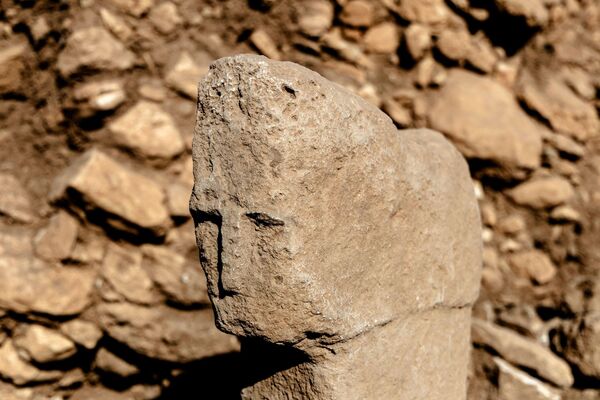Taş Tepeler Projesi kapsamında 2025 yılı kazı çalışmaları, Göbeklitepe ve çevresinde 10 ayrı alanda devam ediyor. Daha önceki T biçimli dikilitaşlarda yer alan kol ve el kabartmaları, taşların insanı sembolize ettiğine işaret ediyordu. Karahantepe’deki yeni buluntu ise ilk kez yüz betimi ile Neolitik dönemde insanın kendisini doğrudan ifade ettiğini gösteriyor.Dikilitaşın üst kısmındaki yüz, keskin hatları, derin göz çukurları ve küt biçimli burnu ile bölgede daha önce bulunan insan heykelleriyle benzerlik taşıyor. - Sputnik Türkiye