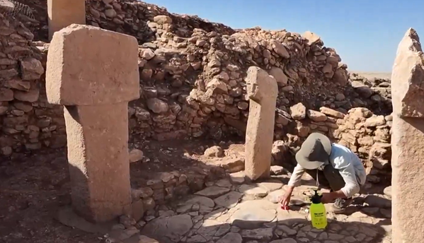 T biçimli dikilitaşların çatı taşıyıcısı olmanın ötesinde sembolik bir anlam taşıdığı uzun süredir biliniyordu. Ancak Karahantepe buluntusu, taşların yalnızca insanı temsil etmekle kalmadığını, ilk kez yüz hatlarıyla kendini doğrudan betimlediğini ortaya koydu.Yaklaşık 12 bin yıl öncesine uzanan Taş Tepeler Projesi, insanlığın yerleşik yaşama geçiş sürecini ve inanç dünyasındaki dönüşümünü belgeleyen en kapsamlı arkeolojik girişimlerden biri olarak öne çıkıyor. - Sputnik Türkiye
