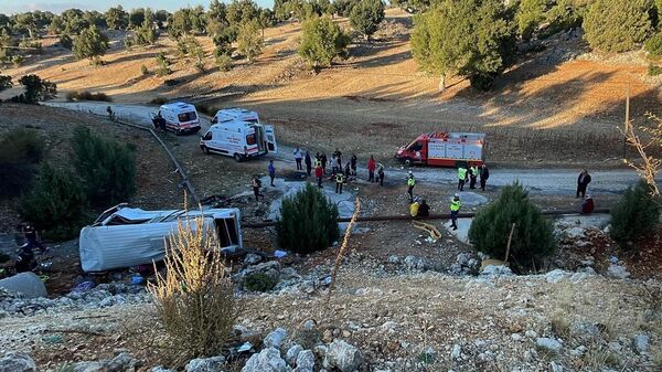 İşçileri taşıyan servis şarampole yuvarlandı: 5 can kaybı, 14 kişi yaralı - Sputnik Türkiye