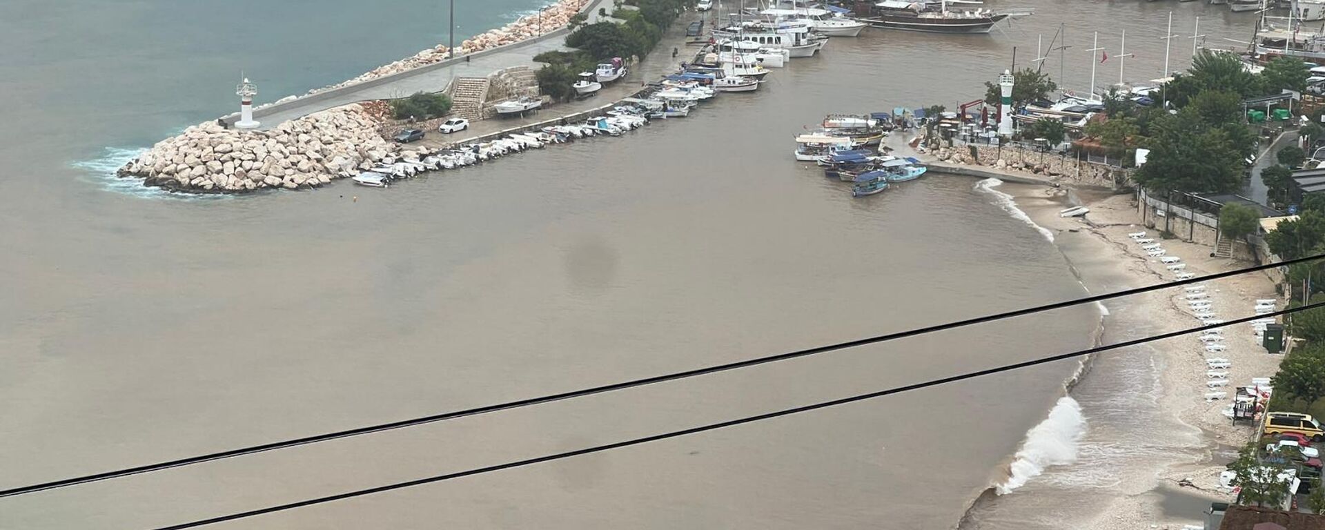 Antalya'nın Kaş ilçesinde sağanak yağış etkili oldu - Sputnik Türkiye, 1920, 07.10.2025