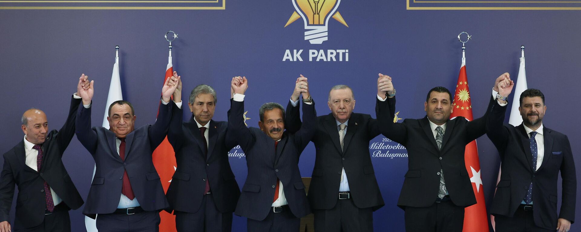 Erdoğan, partisine katılan yeni üyelere rozetlerini taktı, hatıra fotoğrafı çektirdi. - Sputnik Türkiye, 1920, 08.10.2025