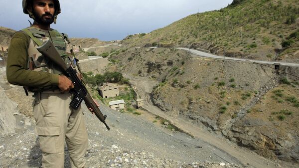 A Pakistan army soldier stands guard in the Pakistani tribal area of Khyber near the Torkham border post between Pakistan and Afghanistan, Wednesday, June 15, 2016.  - Sputnik Türkiye