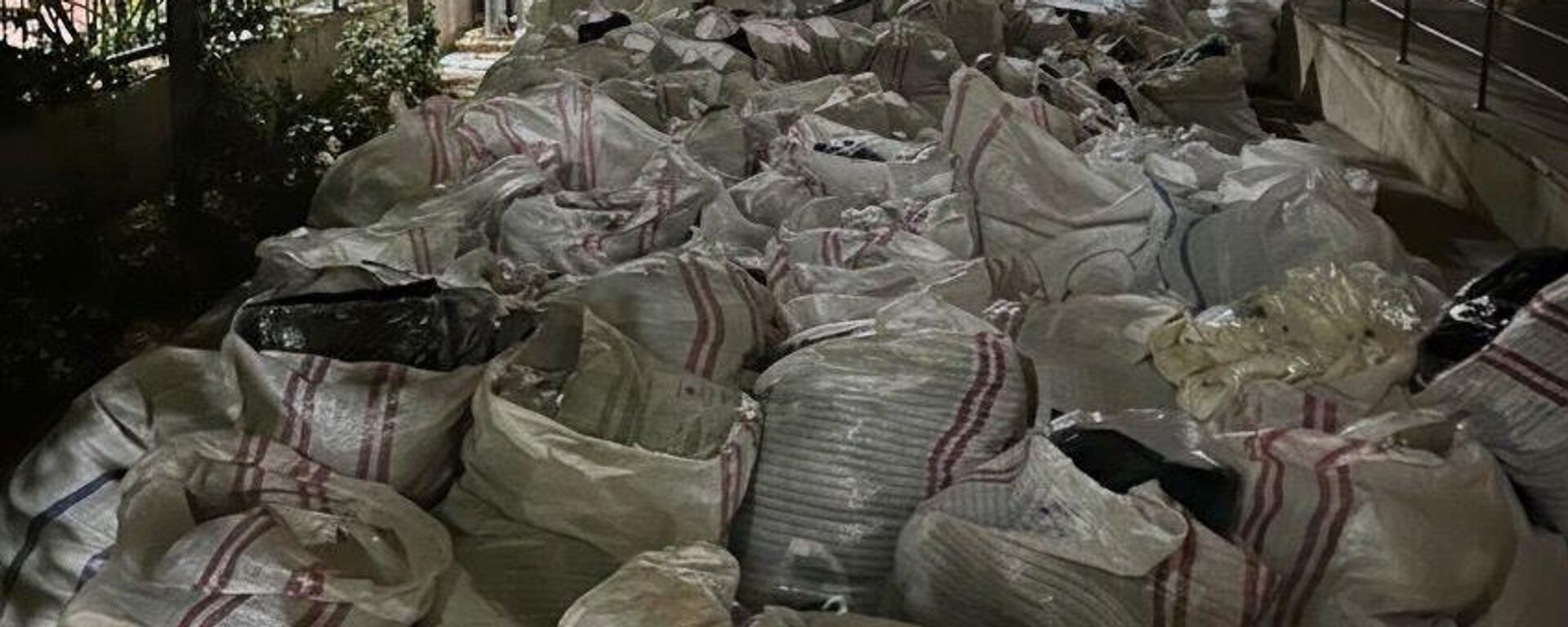 Şırnak’ın Silopi ilçesinde gümrük kaçağı olduğu eşyaları sosyal medya hesapları üzerinden satışa sundukları iddiasıyla 3 zanlı gözaltına alındı - Sputnik Türkiye, 1920, 09.10.2025